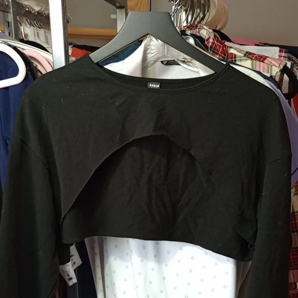 C) SHEIN Black Cropped Top - Picture 5 of 5